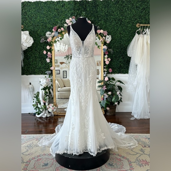 Maggie Sottero Franklynn wedding gown custom ivory glitter tulle. Size 16. - Picture 4 of 8